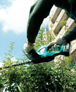 The 18V LXT® Cordless Hedge Trimmer delivers up to 75 minutes of continuous run time on a single charge.