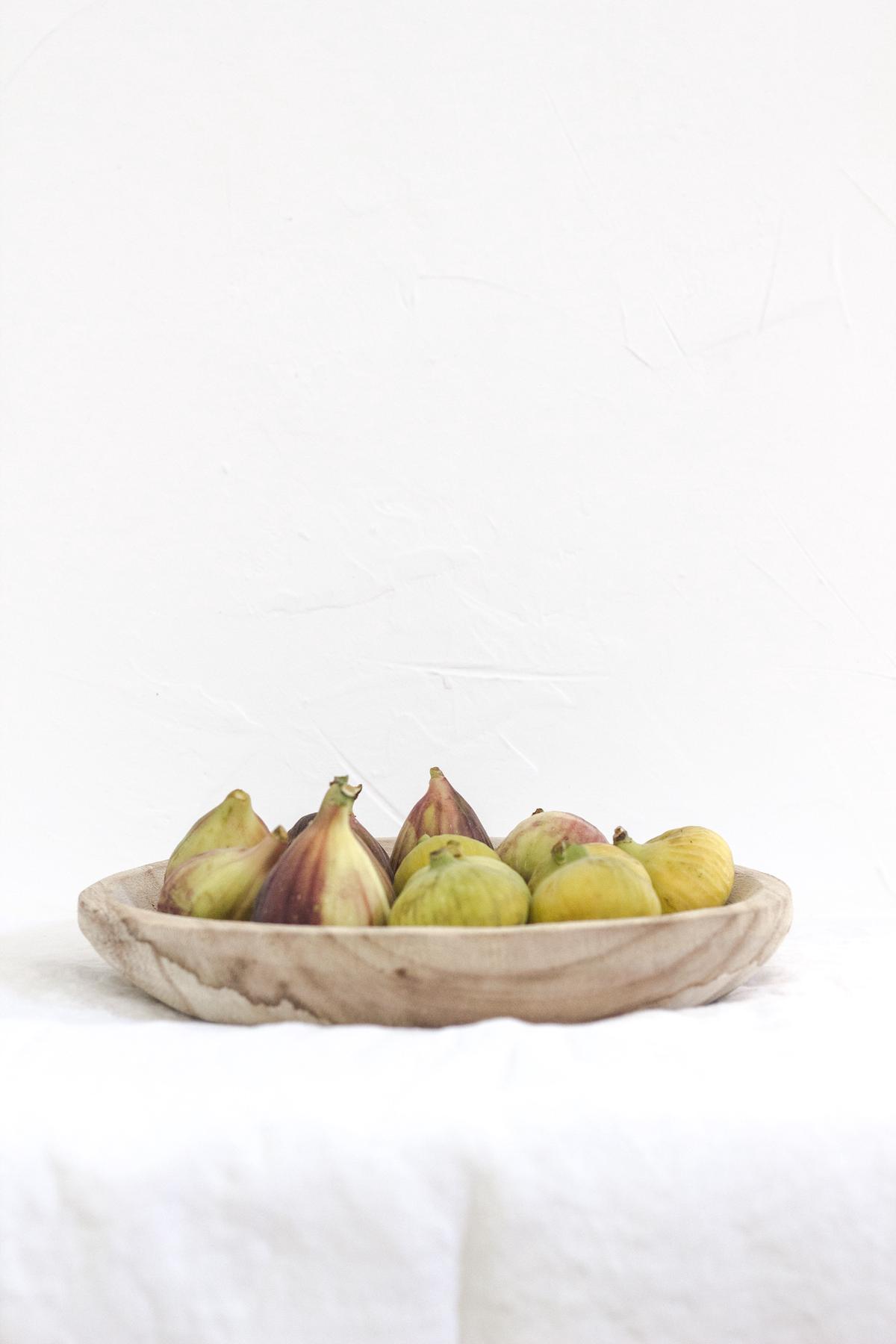 A guide that shows the various stages of ripeness in figs, from green to deep purple to brown