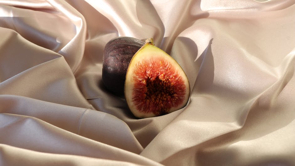 A photo of ripe figs with dashes instead of spaces